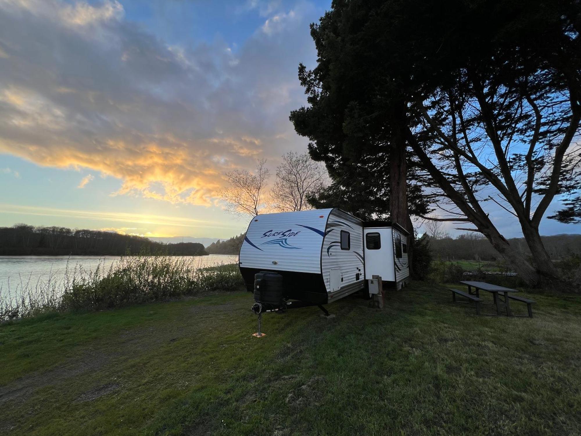 Hotel Surfside Glamping Camper à Klamath Extérieur photo